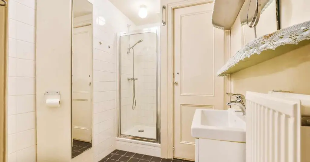Do Bathroom Mirrors Make You Look Bigger?